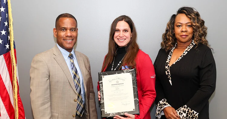 4imprint employee accepting the Vets Ready Employer award