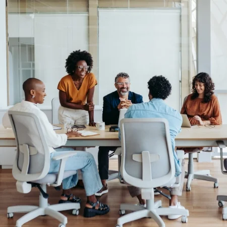 Group of peopel in a meeting around a desk
