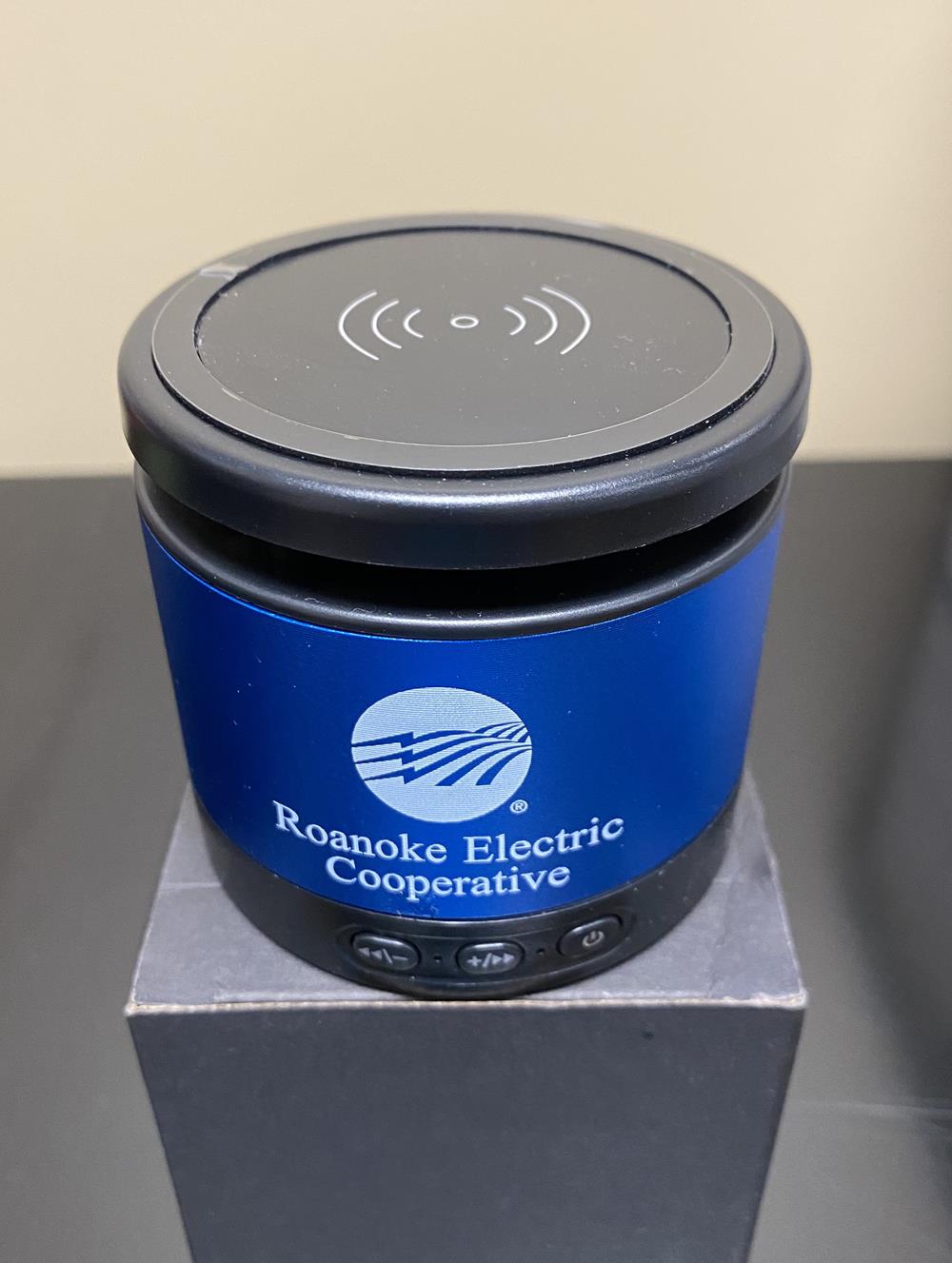 Customer photo from Patrice of our Verve Bluetooth Speaker and Wireless Charger, a blue and black round object with a round lid