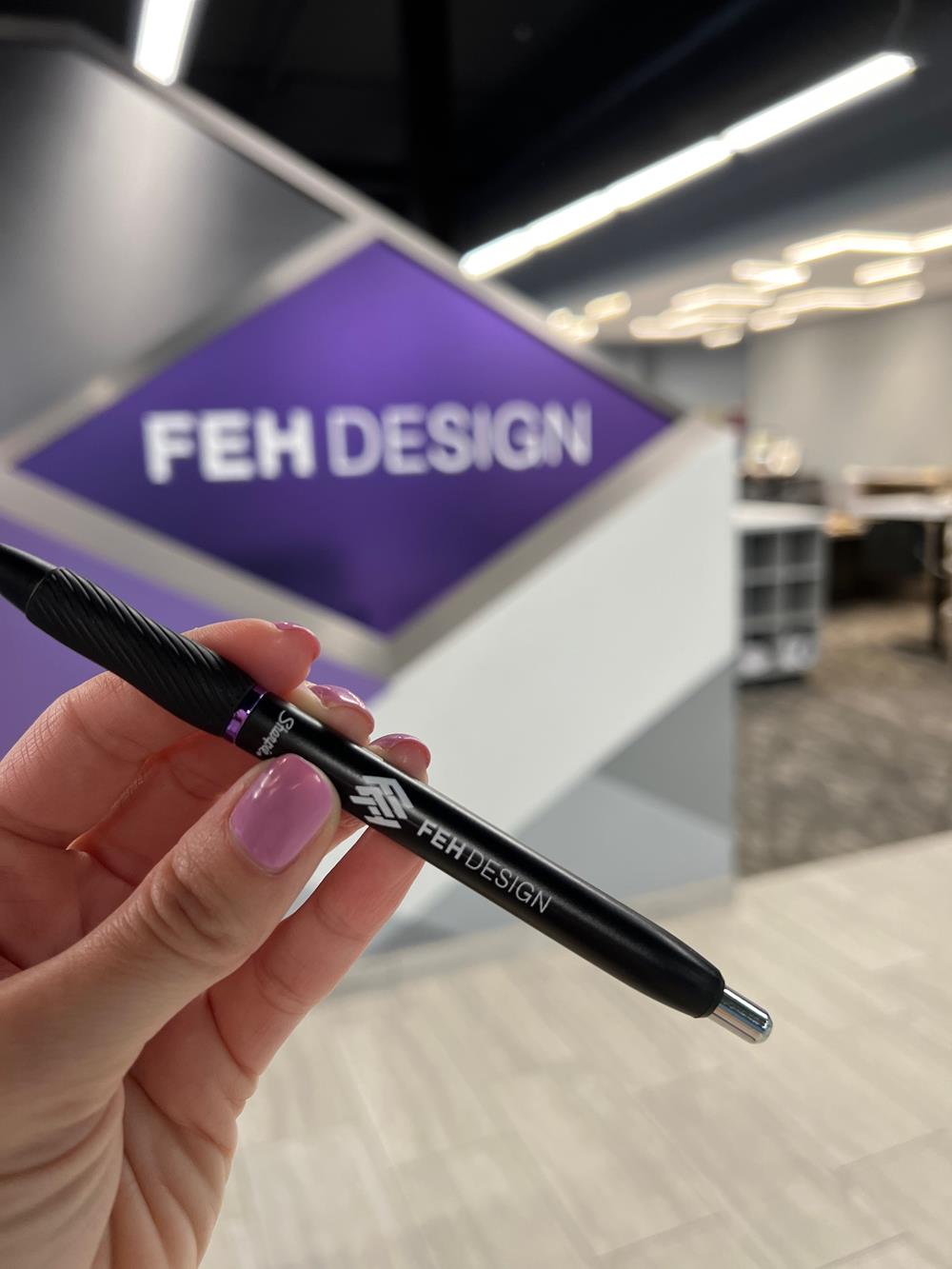 Customer photo from Ronald of our Sharpie S-Gel Pen, a hand holding a pen