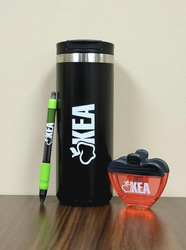 Customer photo from Kim of our Magnet Clip - Apple - Translucent, a black and silver coffee mug with a pen and a pencil sharpener