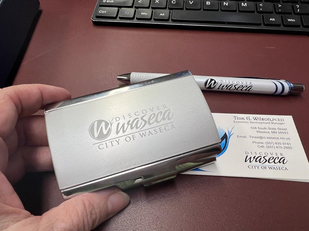 Customer photo from Tina of our Plata Business Card Case, a hand holding a silver box